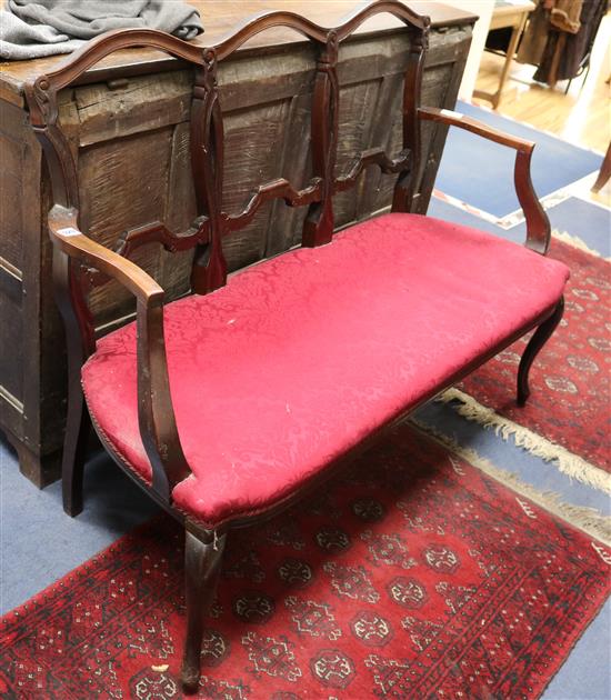 An Edwardian mahogany chairback settee W.118cm